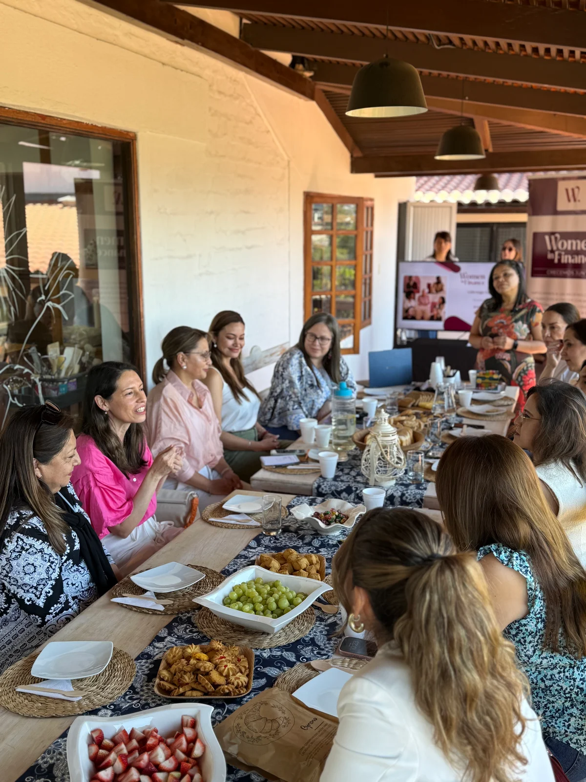 Participantes conversando durante un desayuno de la comunidad WIF.