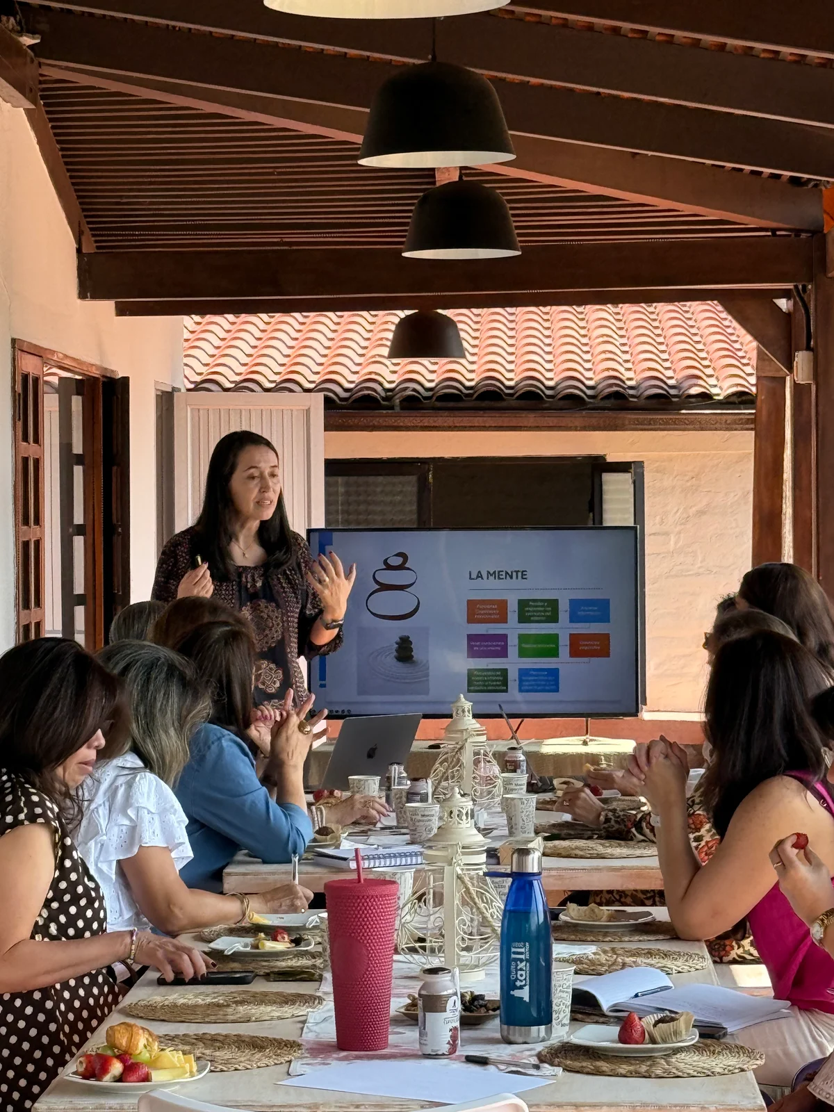 Facilitadora y asistentes durante el desayuno de mentoras WIF.