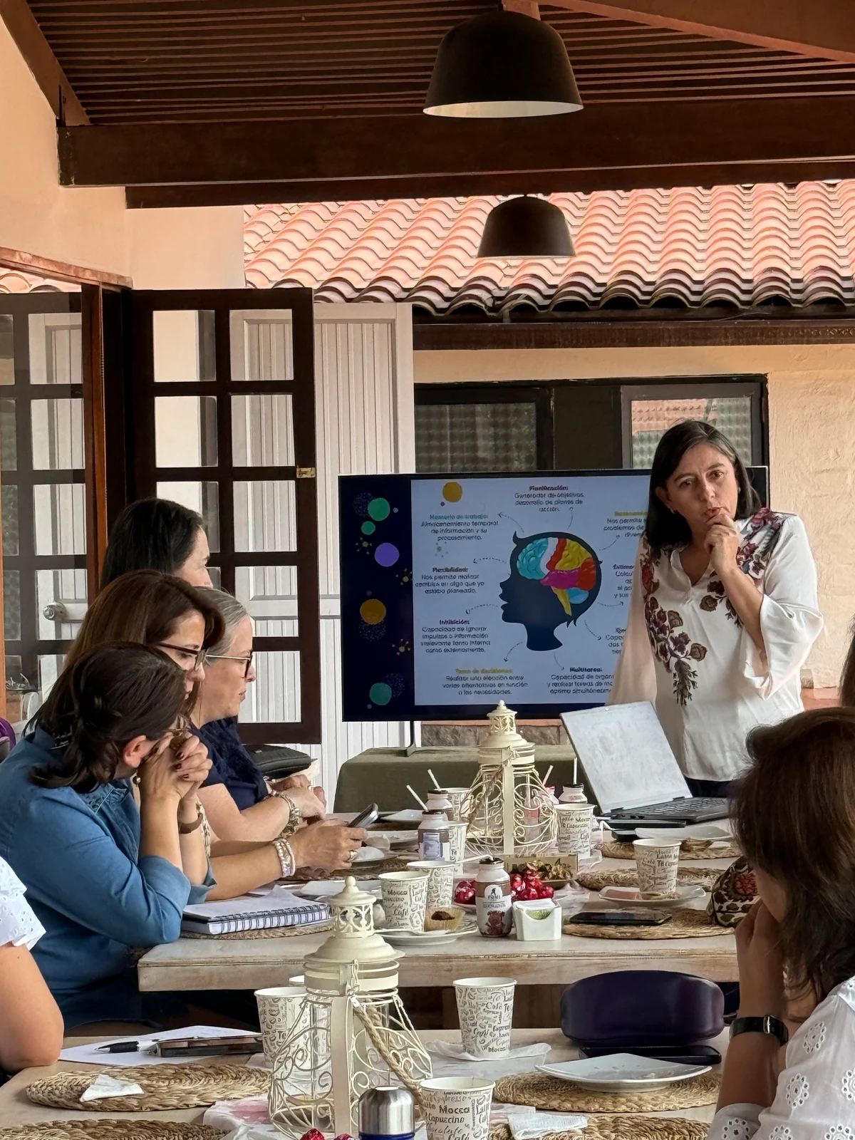 Participantes y facilitadora en una sesión de aprendizaje WIF.